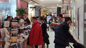 Supermarketurile și mallurile au fost pline astăzi! Clienții s-au călcat în picioare, în lupta pentru cumpărături