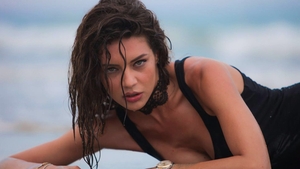 CRISTINA ICH, aşa cum n-ai mai văzut-o ! Vedeta a lăsat inhibiţiile deoparte şi s-a ‘’iubit’’cu aparatul de fotografiat 