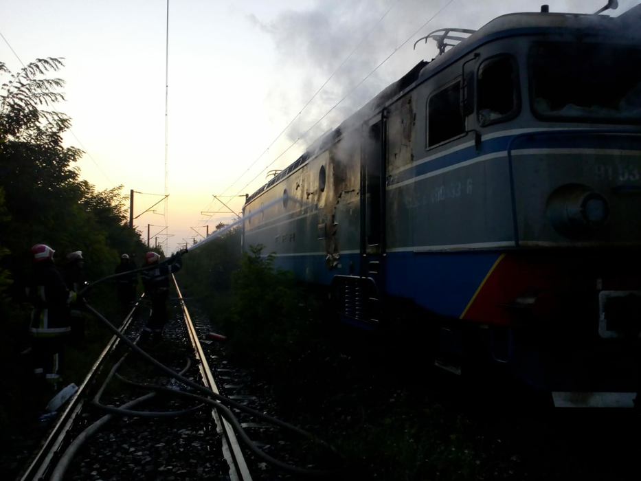 Tren în flăcări, în Prahova! Pompierii intervin cu mai multe autospeciale