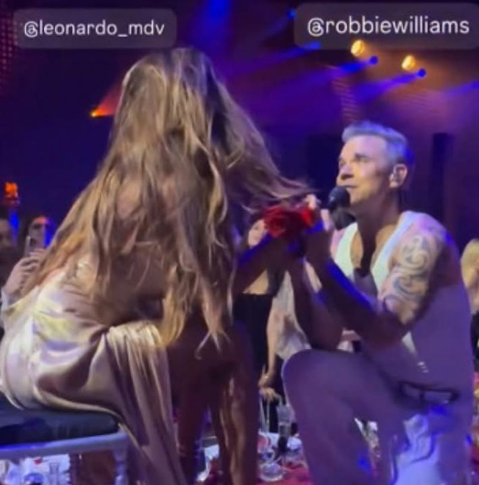 Robbie Williams s-a pus în genunchi în fața Mădălinei Ghenea. Sursa foto: social media
