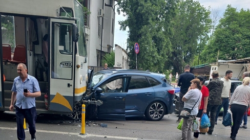 Accident grav în București! Două mașini s-au ciocnit, iar una dintre ele a fost proiectată în tramvai