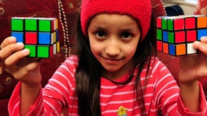 Juriul ar înmărmuri dacă ar vedea-o la "Românii au talent"! O fetiţă de 5 ani rezolvă un cub Rubik in mai putin de 2 minute