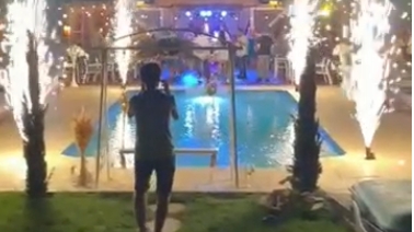 La un pas de tragedie! Un tânăr a ajuns la spital după ce a fost rănit de artificii, în timp ce era la o petrecere. Momentul, filmat în direct