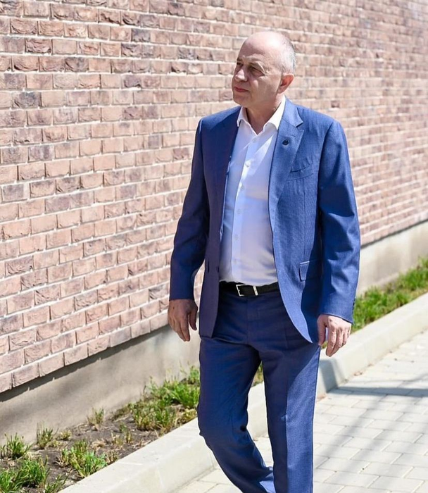 Mircea Geoană, candidat la președinția României, are cifra de destin 8. (sursă - instagram.com)