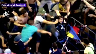 Cine este jandarmerița bătută de protestatari. Are doar 23 de ani!