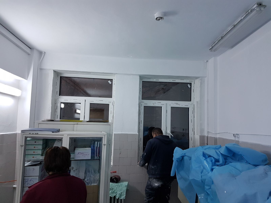 Brancardierii, medicii și asistentele au lucrat la renovare cot la cot cu muncitorii