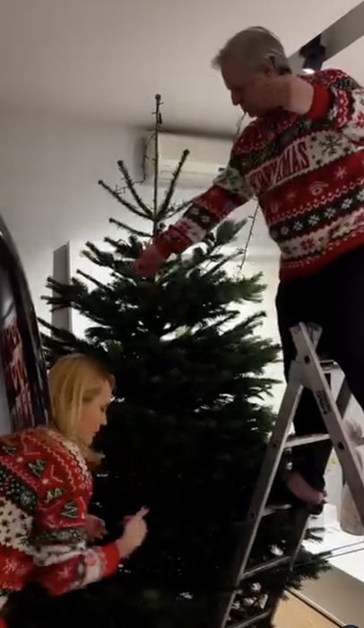 Cum arată casa Andreei Esca, decorată de Crăciun? Vedeta Pro TV a făcut bradul fără globuri