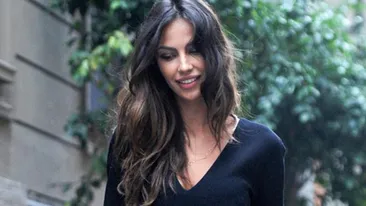 Interzis cardiacilor! Madalina Ghenea, filmata in timp ce se dezbraca in casa! Inregistrarea a ajuns pe Internet