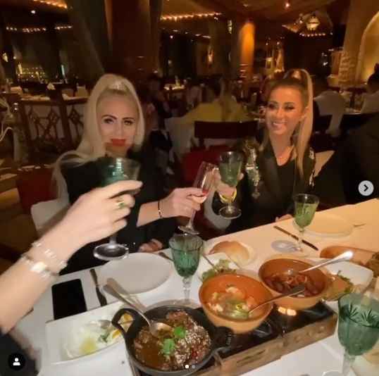 Anamaria Prodan s-a dat în spectacol pe manele într-un restaurant de lux din Dubai. A fost filmată în timp ce se săruta pasional cu soțul ei, Laurențiu Reghecampf