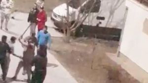 VIDEO. Bătaie generală cu bâte și săbii într-un cartier din Arad. Măcelul a pornit după după ce o fată de 12 ani s-a sărutat cu un vecin