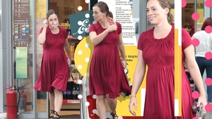 “Lady Di a României”, pe ultima sută de metri cu sarcina. În ce ipostaze am fotografiat-o pe graviduța super-activă în benzinărie