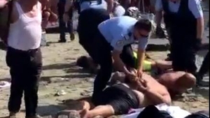 Scandal pe o plajă din Mamaia! Opt indivizi au fost puşi la pământ de politişti şi jandarmi