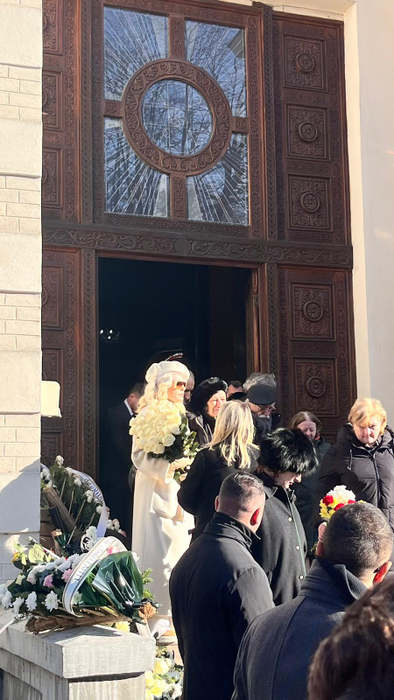 Motivul real pentru care Loredana Groza s-a îmbrăcat în alb la înmormântarea tatălui ei. Ce semnificație are ținuta atipică, de fapt