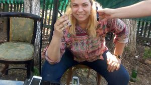 Dana Marijuana s-a reprofilat! Vinde huse de telefon și CD-uri muzicale vechi