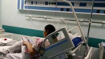 Imagine virală cu o asistentă de la spitalul Grigore Alexandrescu! S-a urcat în pat lângă o fetiţă şi ce a urmat a impresionat o lume întreagă