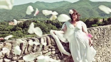 Sotul acestei femei se afla chiar in aceasta poza. Il vezi? Este o casatorie simbolica. Intelege ca ma iubesc cu altii