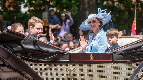 Cum a reacționat Kate Middleton după ce Familia Regală Britanică a fost huiduită în public. Prințesa era însoțită de copiii ei