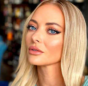 Delia și-a schimbat din nou look-ul! Cum arată acum artista cu părul ”curcubeu”