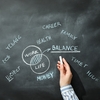 Munca ți-a intrat în sufragerie, vacanță și pat? De ce specialiștii spun că work-life balance nu mai funcționează