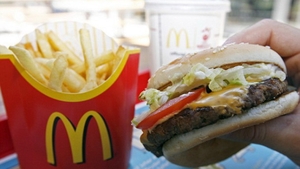 Cum arată după 6 ani un cheeseburger și o porție de cartofi prăjiți de la McDonald’s