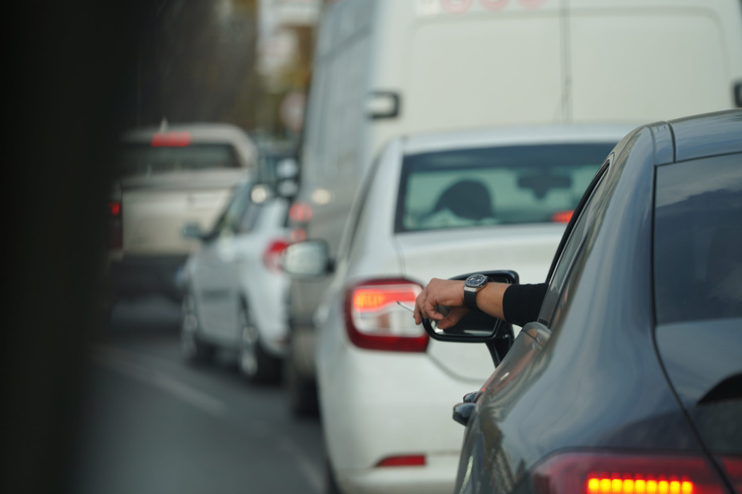 Marius Niculae fumează la volanul autoturismului său