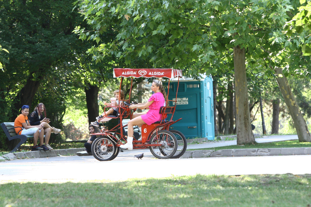 Andreea Bănică, Sofia Maria și micuțul Noah, la plimbare cu bicicleta