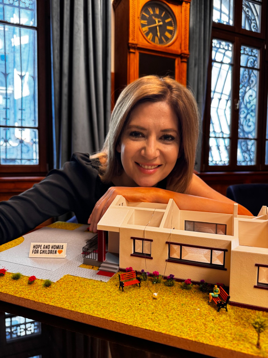 Amalia Enache lansează un apel pentru strângerea a 50.000 de euro și oferă o bijuterie cu diamant și perlă donatorului câștigător