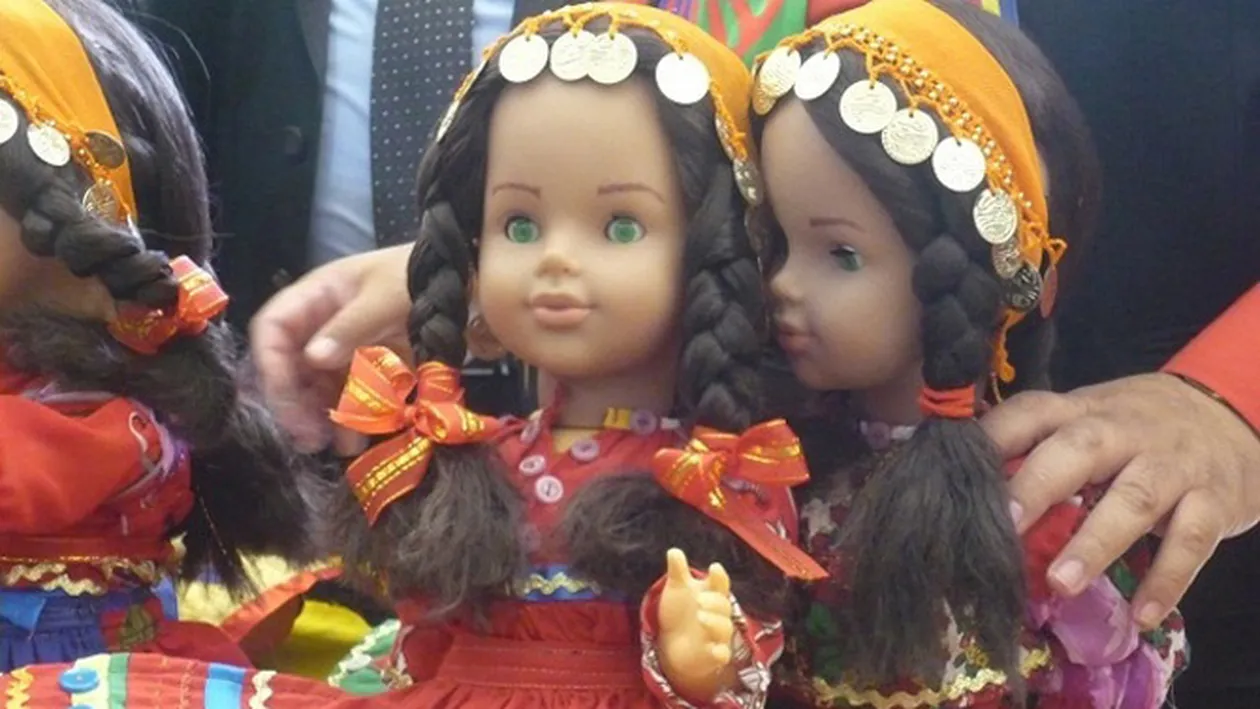 Regele Cioaba a decis sa faca pereche! Papusa Lulica va avea un sot, pe Barculica, un baietel rom imbracat in straie traditionale