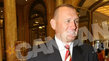 Viorel Catarama nu s-a dat de trei ori peste cap, dar a intinerit brusc, dupa liftinguri. Sotia Adina Alberts l-a operat?