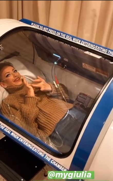 Giulia Anghelescu i-a arătat un semn obscen Antoniei în timp ce erau într-un spital, iar momentele au fost filmate! Cum a recționat iubita lui Alex Velea