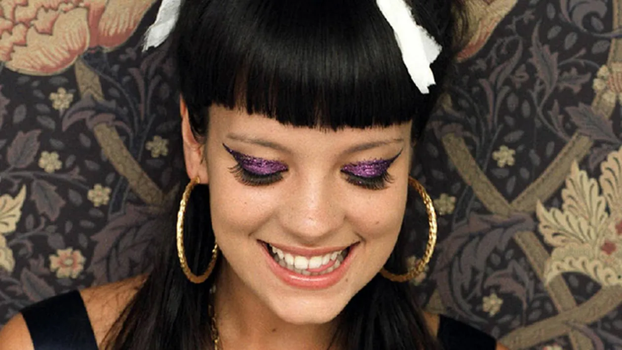 De data asta a ajuns prea departe! O celebra cantareata si-a aratat sanii pe scena, fara nicio rusine. Mii de oameni au vazut-o