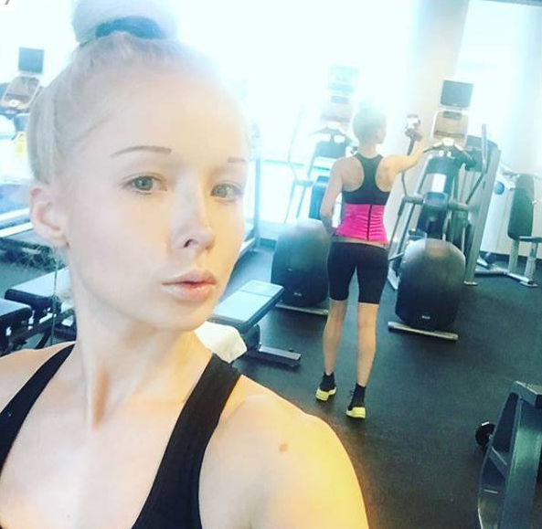 Aşa arată „păpuşa umană“ Barbie fără pic de machiaj
