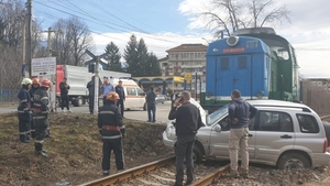 VIDEO. Accident feroviar la Pucioasa. O locomotivă a lovit o mașină, doi răniți au fost transportați la spital
