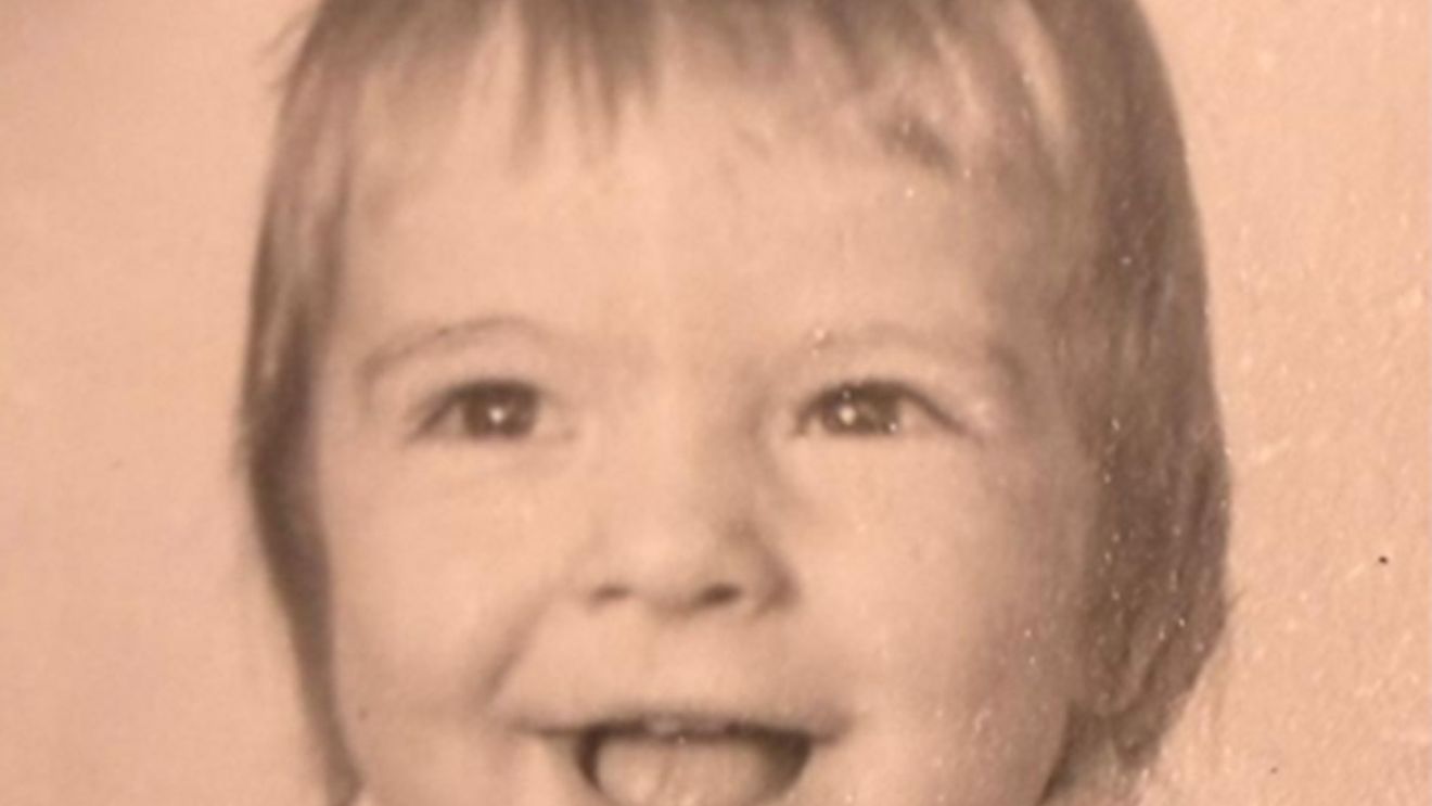 Puțini îl recunosc. Așa arăta acum 53 de ani bărbatul celebru din România care își serbează ziua de naștere astăzi