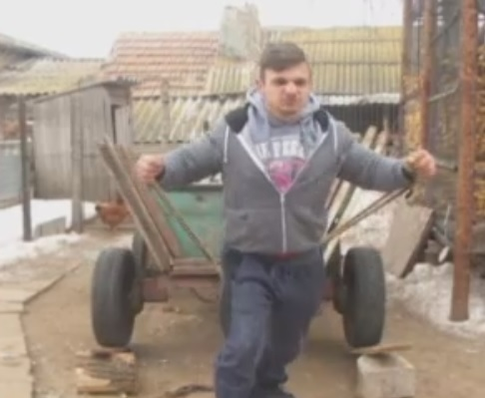 El este ”ARNOLD de la ţară”! Se antrenează în curtea casei şi ţine un ”regim” inedit