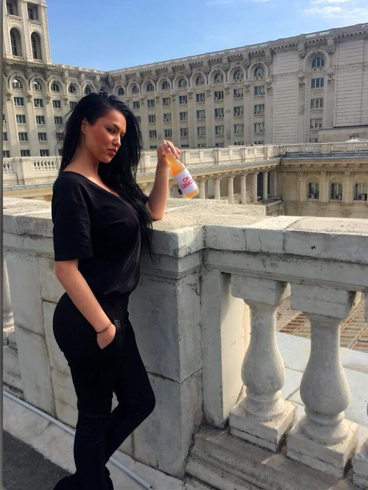 Ipostaza sexy în care a fost surprinsă Simona Sensual, după ce a mers la terasa de pe Casa Poporului: “Nu mai ești pe val”