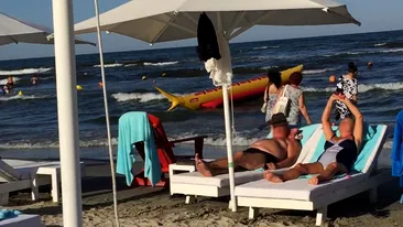 TURIŞTII din MAMAIA au crezut CĂ NU VĂD BINE! CINE făcea PLAJĂ pe acest ŞEZLONG!