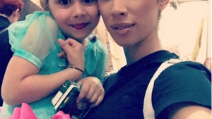 Fotografia emoţionantă cu Raluca Pastramă şi Maria, la balet ”Zîmbetul meu pur”