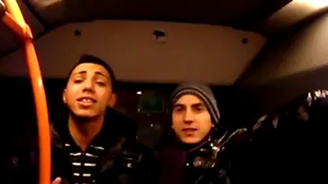 Trec tiganii, trec... Cativa cocalari de Ferentari dau concert de manele in autobuz! Vezi  cum ii terorizeaza pe ceilalti pasageri