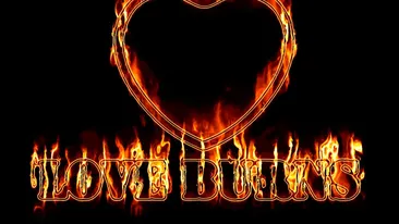 Supărată nevoie mare, o tânără din Iași i-a vandalizat mașina iubitului, iar imaginile au ajuns pe internet. FOTO