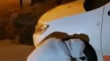 Scene incredibile în Pitești. Hoț prins în acțiune chiar când încerca să fure capace de roți de la mașinile din parcare