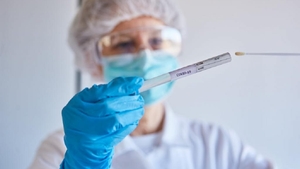Medicii au rămas fără grai. Ce complicații a suferit o femeie, după un test pentru coronavirus: a fost la un pas de moarte