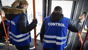 Ce a păţit o tânără din Bucureşti, care a fost "prinsă" de controlor că nu şi-a validat biletul. Ce se întâmplase, de fapt