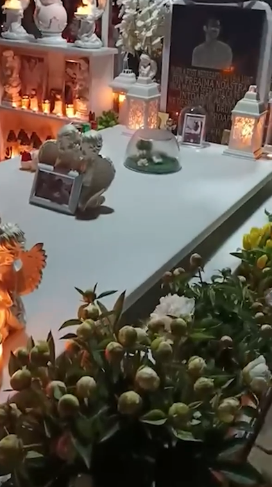 Mormântul lui Sebi Olariu este înconjurat de flori, lumânări și îngerași