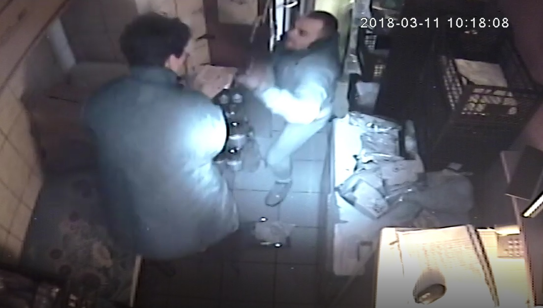 Momentul în care bărbatul o atacă pe vânzătoare