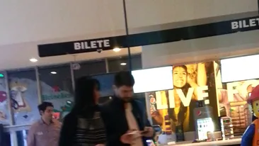 Dupa trei ani de casnicie, si pe ei i-a ajuns plictiseala. Denisa de la Bambi si-a dus sotul la film dar l-a tratat cu indiferenta