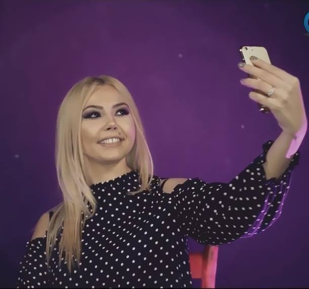 DENISA doarme cu lumânarea la căpătâi. Artista speră la o minune care o va face bine