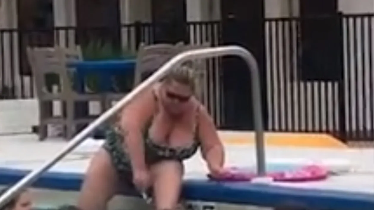 O femeie a fost filmată în timp ce se epila într-o piscină plină ochi cu copii