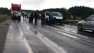 Microbuz implicat într-un grav accident la Brașov! Doi oameni, în stare gravă