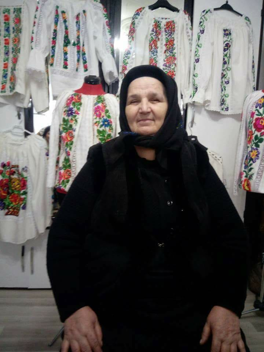 Tanti Lenuța nu doar vinde în piață, este și o promotoare a folclorului